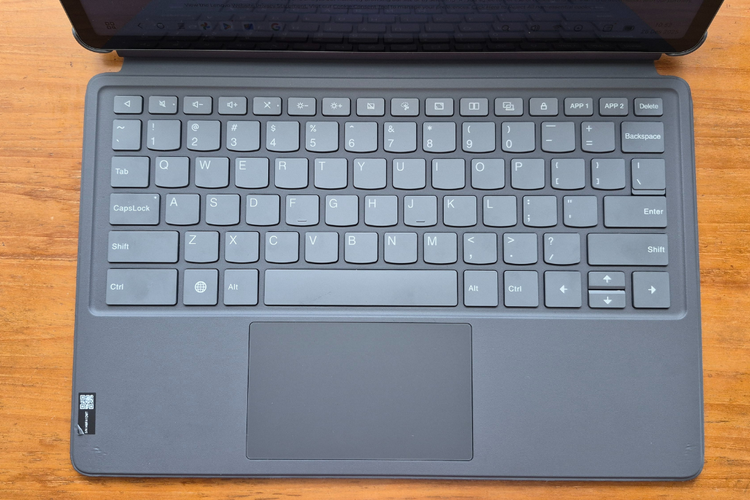 Keyboard Pack Moto Pad 60 Pro juga dilengkapi dengan 16 tombol pintas (hotkey) untuk kebutuhan produktivitas. Persis di bagian tengah bawah keyboard, tersedia touchpad berukuran 60 x 102 mm.