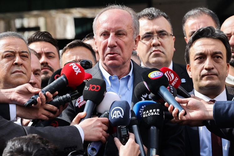 Ketua Partai Dalam Negeri (Memleket) Turkiye Muharrem Ince membuat pernyataan setelah melamar pencalonan Presiden ke Dewan Pemilihan Umum (YSK) di Ankara pada 20 Maret 2023. Kandidat partai ketiga Muharrem Ince pada 11 Mei 2023, menarik diri dari Pilpres Turkiye yang ketat dalam langkah mengejutkan yang meningkatkan peluang kemenangan putaran pertama oposisi. Pria berusia 59 tahun itu mengumumkan keputusannya setelah menjadi sasaran kampanye fitnah online yang mencakup gambar palsu dirinya bertemu wanita dan berkeliling dengan mobil mewah.