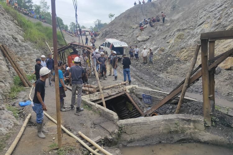 Kecelakaan di lubang tambang IUP PT. NAL Sapan Dalam Desa Salak, Kecamatan Talawi Kota Sawahlunto, Sumatera Barat.