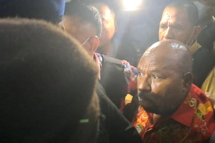 Gubernur Papua Lukas Enembe tiba di RSPAD Gatot Soebroto, Jakarta Pusat, usai ditangkap KPK, Selasa (10/1/2023) malam. 