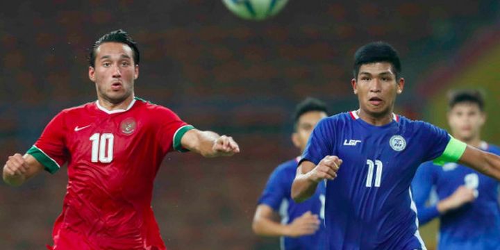 Penyerang timnas Indonesia, Ezra Walian, mencoba mengejar bola dan lepas dari kawalan kapten Filipina pada pertandingan Grup SEA Games 2017 di Shah Alam, Kamis (17/8/2017).
