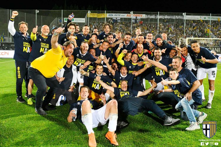 Pemain dan ofisial tim Parma merayakan keberhasilannya naik ke kasta tertinggi Liga Italia, yaitu Serie A.