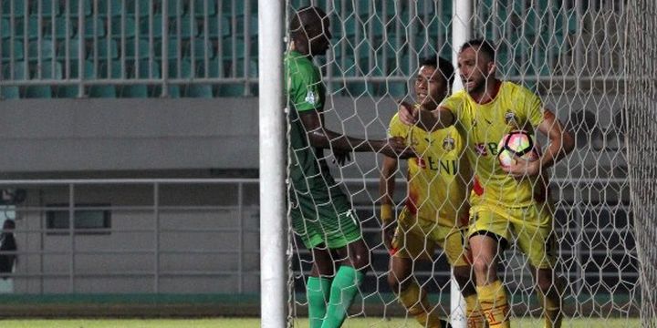 Penyerang Bhayangkara FC, Ilija Spasojevic, merayakan golnya seusai membobol PS TNI pada pertandingan Liga 1 di Stadion Pakansari, Minggu (3/9/2017). 