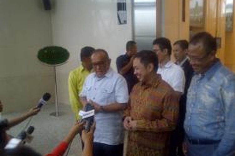 Presiden PKS Anis Matta menemui Ketua Umum Partai Golkar Aburizal Bakrie di Bakrie Towe, Rabu (22/1/2014).