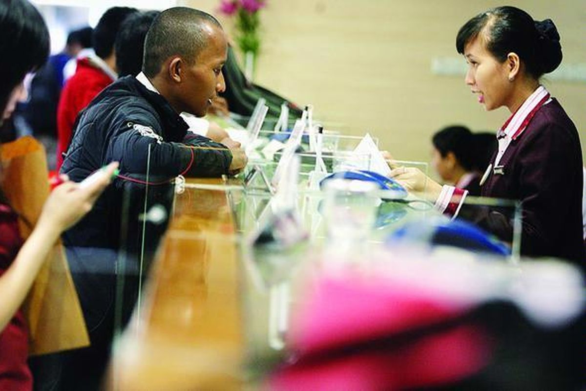 Karyawati Bank Internasional Indonesia di Jalan Thamrin Jakarta, Senin (2/11), melayani nasabah. Sejumlah bank berlomba menawarkan suku bunga kartu kredit yang rendah untuk menarik sebanyak mungkin nasabah.