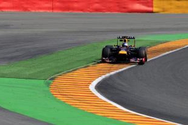 Pebalap Red Bull Racing asal German, Sebastian Vettel, memacu motornya di Sirkuit Spa, pada sesi latihan bebas dua GP Belgia, Jumat (23/8/2013).