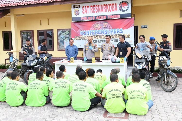 Kapolres Aceh Timur, AKBP Andy Rahmansyah memperlihatkan tersangka dan barang bukti kasus narkoba di Mapolres Aceh Timur, Senin (21/8/2023)