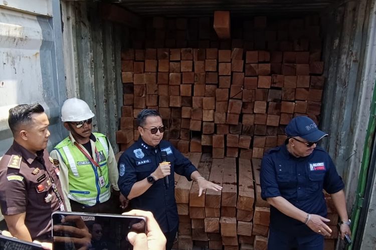 Direktur Jenderal Penegakan Hukum KLHK, Rasio Ridho Sani menunjukan salah satu kontainer, Selasa (19/3/2024).