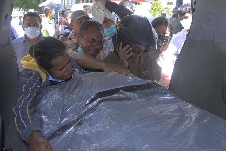 Keluarga korban kecelakaan maut di Papua Barat menangis saat menyambut kendatangan jenazah keluarganya di bandara El Tari Kupang, NTT,  Kamis (14/4/2022). Sebanyak 18 orang pekerja tambang di Papua Barat, asal NTT dinyatakan meninggal dunia setelah truk yang ditumpangi kecelakaan di KM 10 Pegunungan Arfak ketika hendak ke pusat kota pada Rabu (13/4/2022) kemarin.