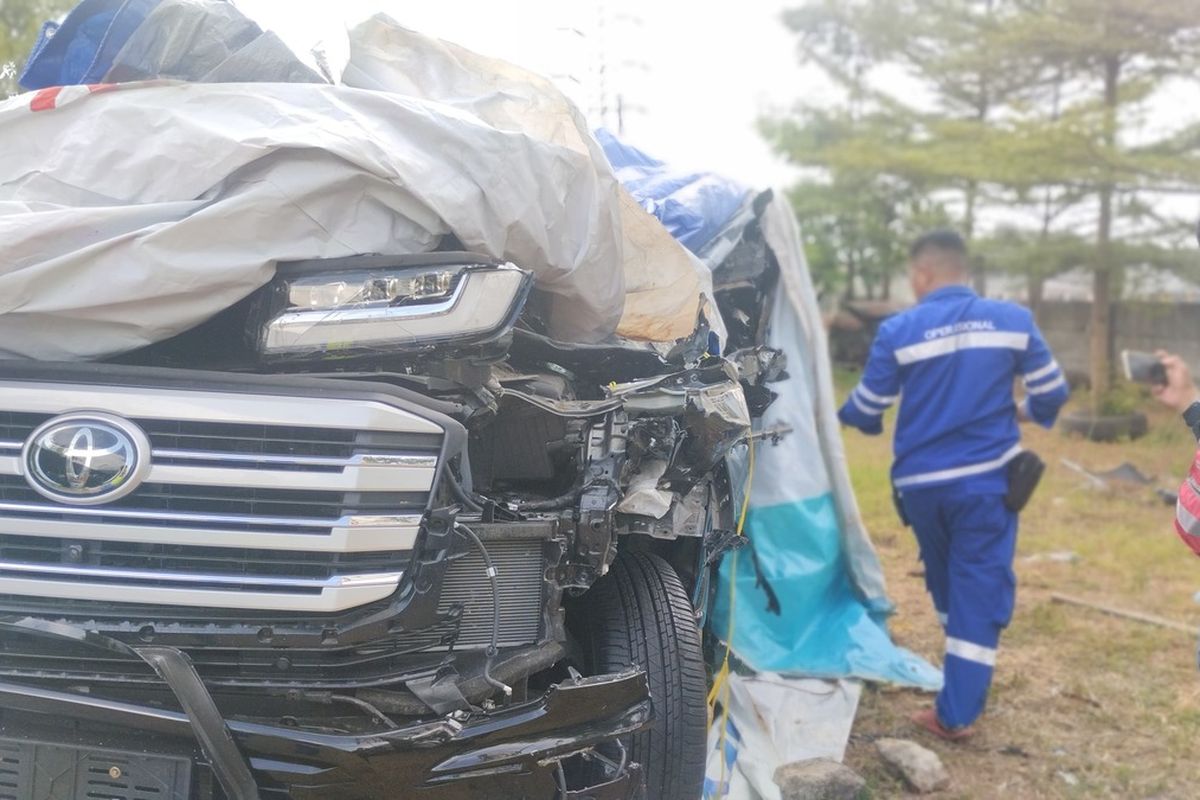 Kondisi mobil Land Cruiser milik Al Qadri Chaeruddin owner RM Pallubasa Serigala Makassar yang disimpan rapi di Pos Laka Lantas Tol Makassar, Kamis (3/10/2024).
