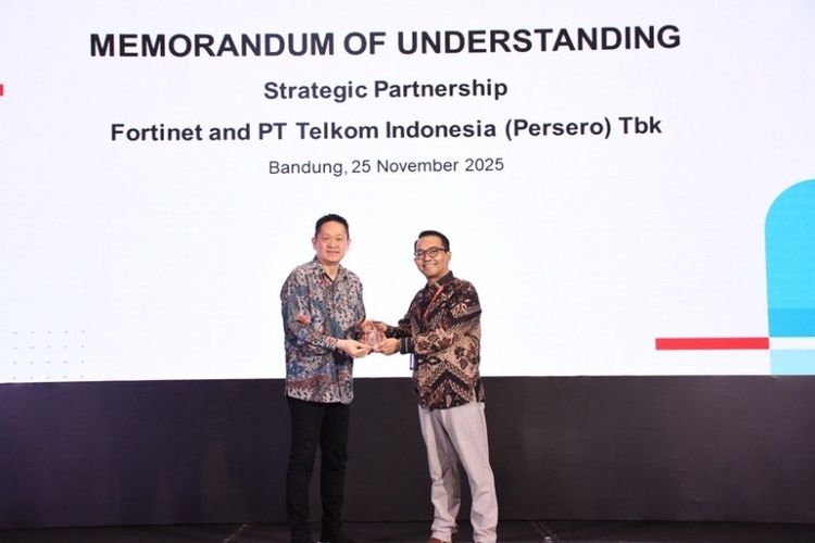 VP Global Strategic Partnership & Synergy Arfianto Ramadhian (kanan) saat memberikan cinderamata kepada Director Fortinet Indonesia Edwin Lim (kiri) pada acara seremoni penandatanganan MoU antara Telkom dan Fortinet di Bandung, pada Selasa (25/11/2025). 