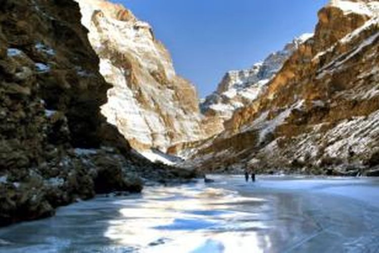 Warga Ladakh, India Utara, harus berjalan melintasi sungai yang membeku di bawah suhu sangat dingin hanya untuk mencapai rumah sakit terdekat.