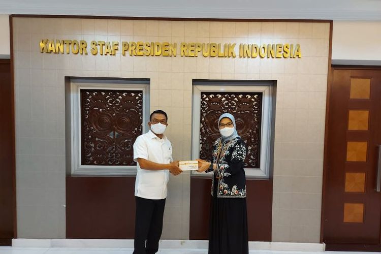 Direktur Inovasi dan Korporasi Universitas Padjadjaran (Unpad) Diana S dan Kepala Staf Presiden Moeldoko.