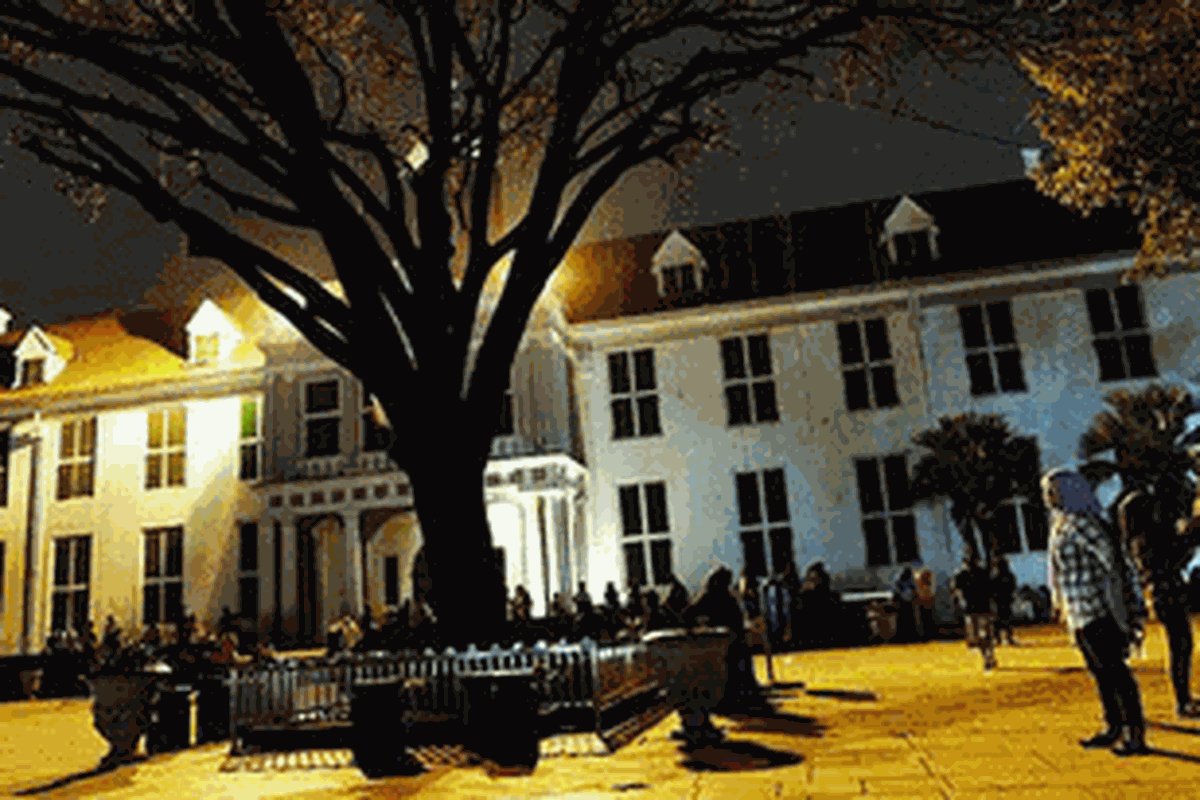 Pengunjung menikmati suasana malam di Taman Fatahillah, Kota Tua, Jakarta Barat, Selasa (9/4/2013).  