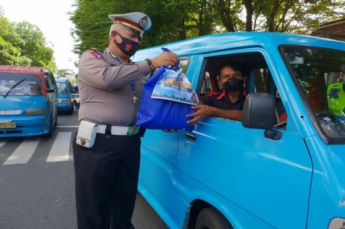 Gelar Operasi Zebra, Polisi di Manado Bagi-bagi Masker dan Sembako