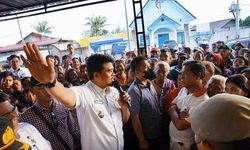 Bantu Masyarakat Terdampak Kenaikan BBM, Walkot Bobby Serahkan Bansos ke Pelaku UMKM dan Nelayan