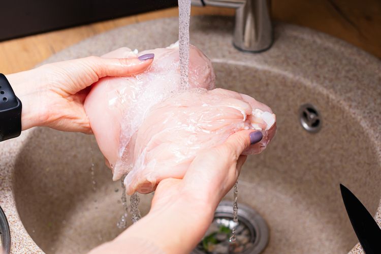 Cara yang Benar Mencuci Daging Sebelum Memasaknya, Jangan Sembarangan Gunakan Air