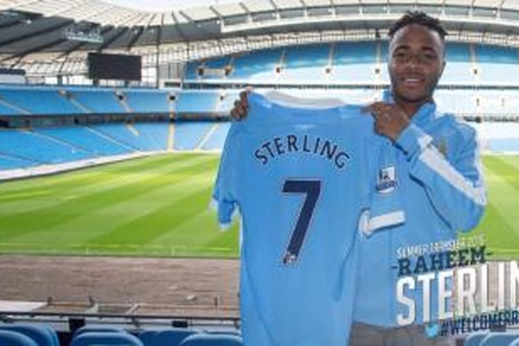 Raheem Sterling memamerkan seragam Manchester City dengan nomor punggung 7.
