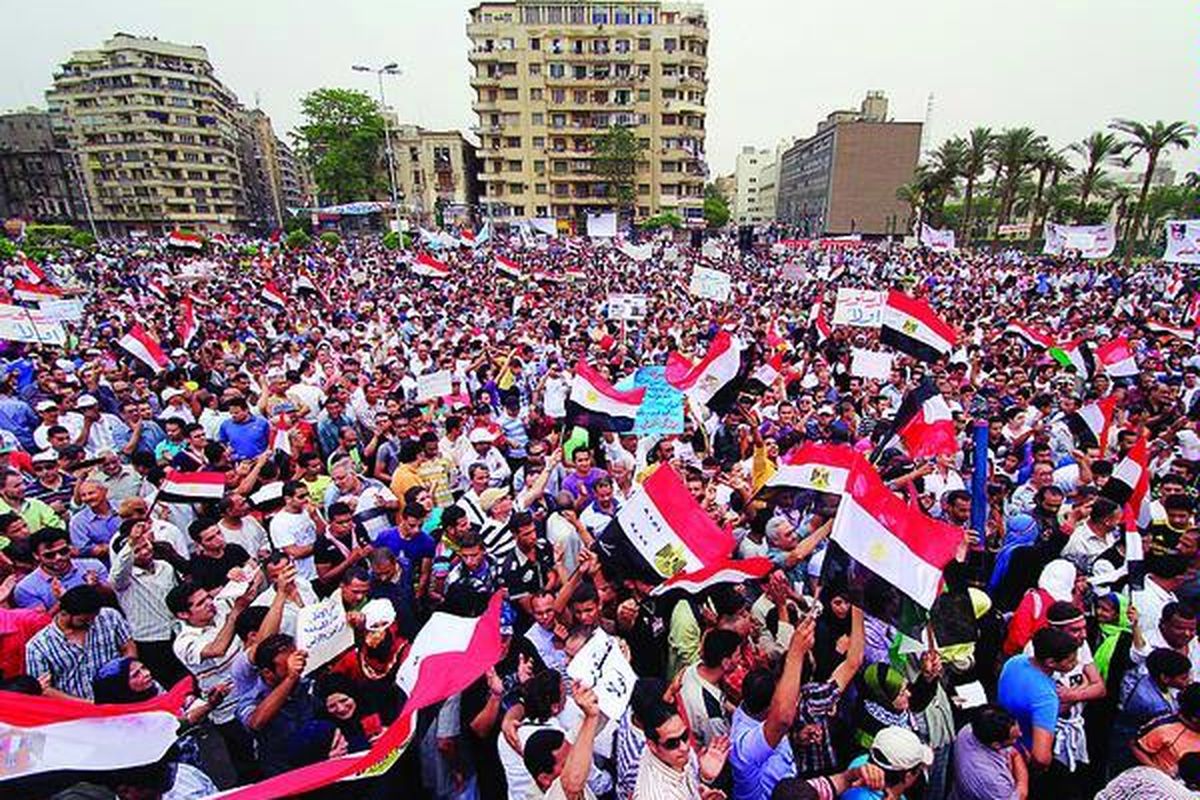Pengunjuk rasa Mesir berkumpul di Lapangan Tahrir, Jumat (27/5) lalu, untuk mengingatkan Pemerintah Mesir bahwa Revolusi Mesir belum selesai. Mereka kini malah dihadapkan pada keterpurukan ekonomi pascarevolusi Januari 2011 lalu.
