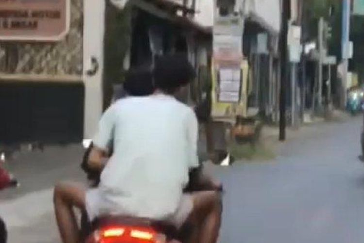 Tangkapan layar memerlihatkan tiga remaja mengendarai Yamaha Nmax All New 155 melintas di Jalan Nasional Margoyoso, Kabupaten Jepara. Kejadian itu viral karena motor yang dipakai baru saja diberikan kepada para kepala desa di Jepara sebagai kendaraan dinas.