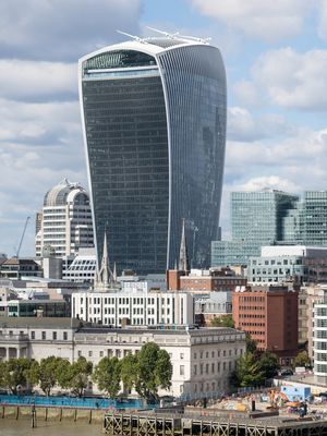 Gedung walkie talkie ini meraih predikat sebagai bangunan dengan arsitekur terburuk pada 2015 lalu. 