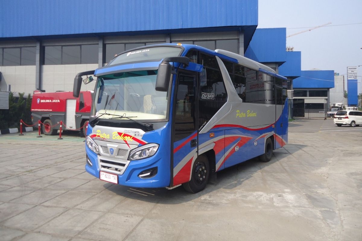 Medium bus Windsor buatan Delima Jaya