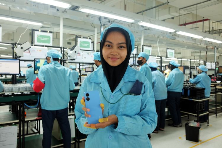 Ernia Lestari, warga lokal Kota Tangerang yang bekerja sebagai operator produksi lini Oppo A17 di Oppo Manufacturing Indonesia.