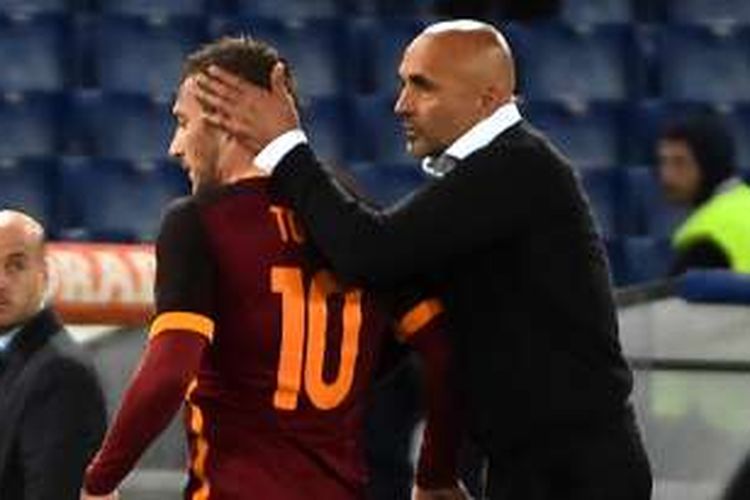 Pelatih AS Roma, Luciano Spalletti (kanan), memberikan selamat kepada Francesco Totti usai laga Serie A kontra Torino, di Stadion Olimpico, Rabu (20/4/2016) waktu setempat.