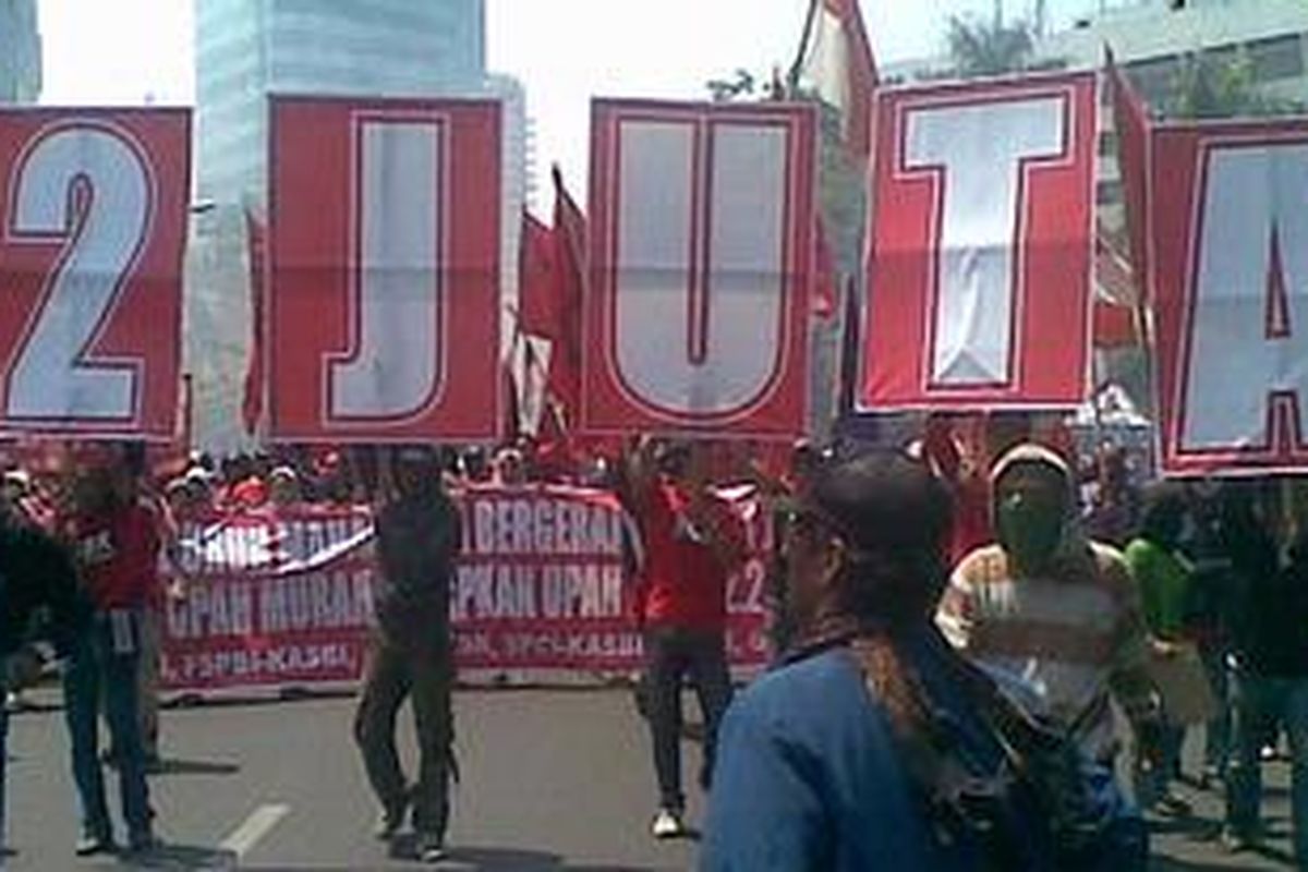 Buruh mulai datang di depan Gedung Grahadi Surabaya.