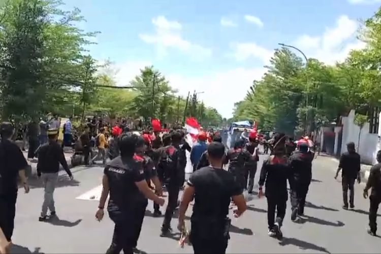 Buntut Dugaan Skandal Perselingkuhan Bupati Gowa, Dua Kelompok Massa Bentrok di Depan Gedung DPRD
