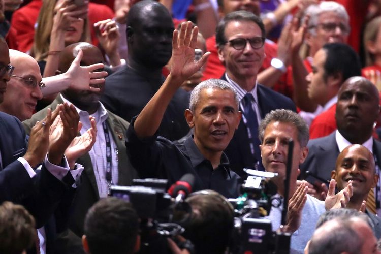 Mantan Presiden Amerika Serikat, Barack Obama, menyaksikan langsung gim kedua final NBA 2019 antara Toronto Raptors dan Golden State Warriors, di Scotiabank Arena, Toronto, Kanada, Minggu (2/6/2019).