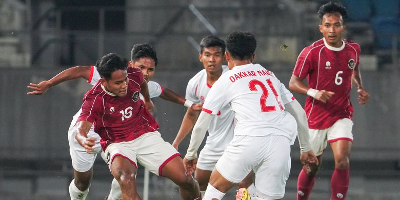 Pesepak bola Timnas U22 Indonesia Toni Firmansyah (kiri) berupaya melewati adangan pesepak bola Timnas Myanmar Oakkar Naing (kedua kanan) pada pertandingan babak penyisihan Grup C Sepak Bola SEA Games 2025 di The 700th Anniversary of Chiang Mai Stadium, Chiang Mai, Thailand, Jumat (12/12/2025). ANTARA FOTO/NAY/sth/foc.
