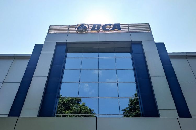 Untuk biaya penggantian buku tabungan BCA hilang adalah Rp 5.000. Sementara untuk cara membuat buku tabungan BCA yang hilang, Anda perlu datang langsung ke CS Bank BCA.
