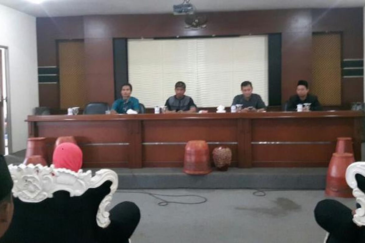 Ada yang berbeda dari Agus Marshal saat menjadi pemateri di Sekolah Ideologi yang digagas Pemkab Purwakarta.  