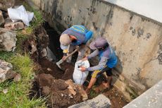 SDA Kecamatan Penjaringan Perbaiki Turap Longsor di Jalan Pluit Timur Raya