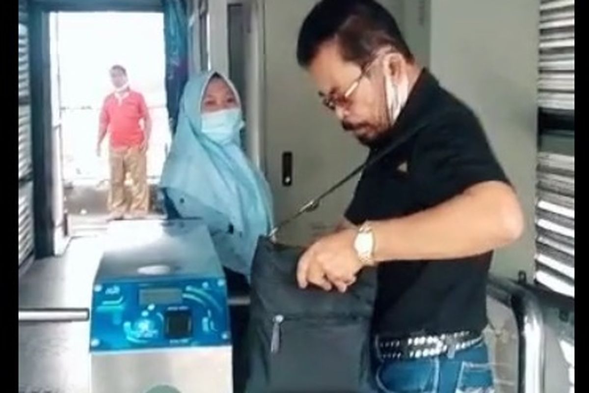 Pelanggan Transjakarta (berbaju hitam) menolak saat diminta mengganti masker scuba dan bersikeras masuk, Rabu (30/6/2021)