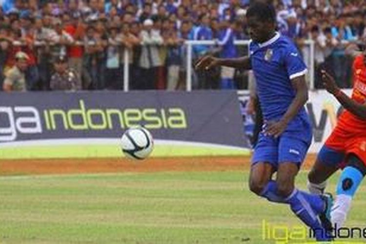 Pertandingan lanjutan Indonesia Super League antara PSPS Pekanbaru melawan Arema Indonesia di Stadion Tuanku Tambusai, Bangkingang, Kampar, Selasa (12/2/2013).
