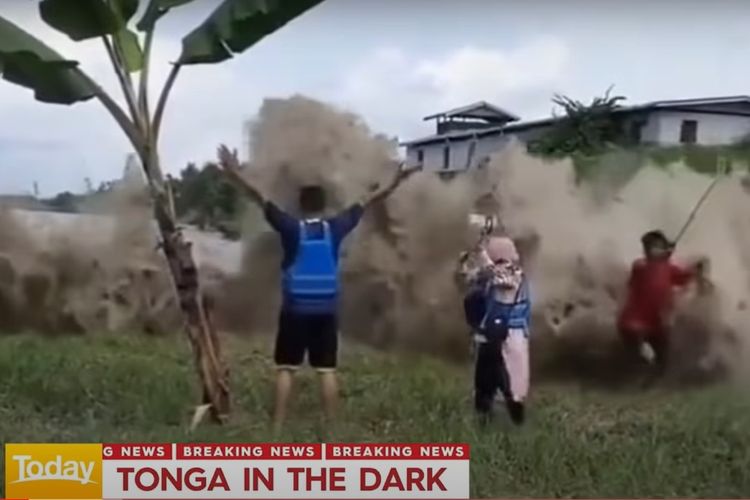 Tangkapan layar dari video program 9News Australia yang menayangkan video YouTuber Indonesia dikejar Ombak Bono di Pelalawan, Riau, saat memberitakan dampak tsunami Tonga.