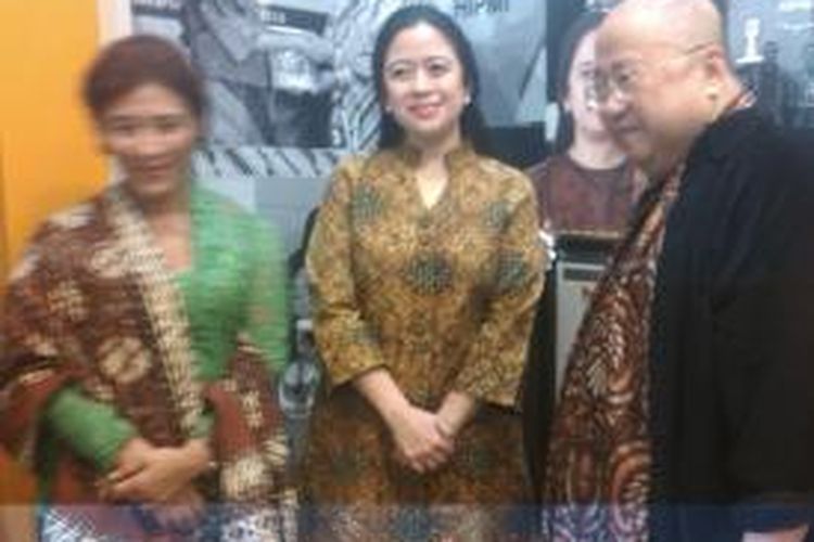 Menteri Kelautan dan Perikanan, Susi Pujiastuti (kiri), Menteri Koordinator Bidang Pembangunan Manusia dan Kebudayaan, Puan Maharani (tengah), dan Pendiri Museum Rekor Dunia Indonesia (MURI), Jaya Suprana, di Balairung Jaya Suprana School of Performing Arts, Mall of Indonesia, Jakarta, Selasa (27/1/2015) malam. 