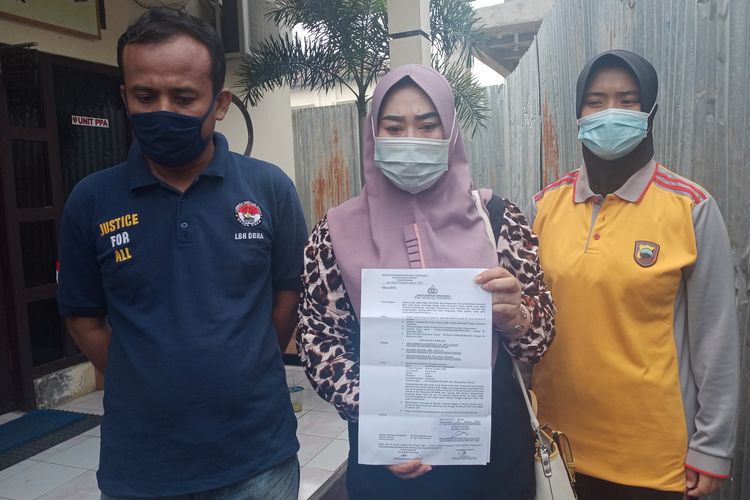 S (36) didampingi kuasa hukumnya Haryanto menunjukan surat penahanan sebelum digelandang ke sel tahanan Polres Demak Jawa Tengah, Jumat (8/1/2021)