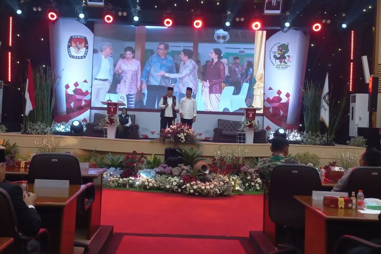 Momen Calon Bupati Malang nomor urut 1, HM Sanusi saat peluk Calon Bupati nomor urut 2, Gunawan Has di sela-sela debat publik pertama Pilkada 2024, Jumat (25/10/2024).