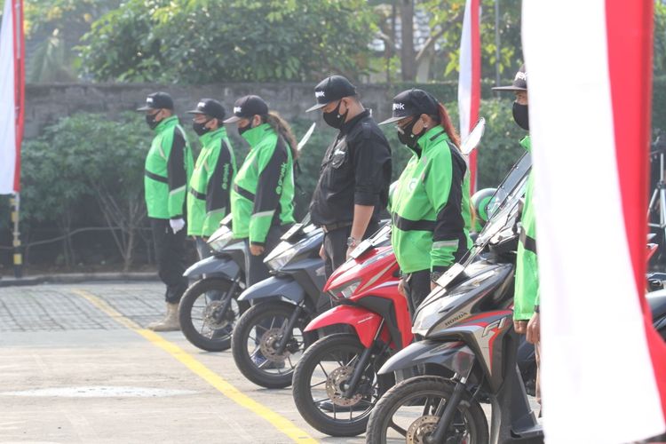 Upacara Bendera Peringatan Hari Kemerdekaan ke-75 RI dilakukan Gojek di kantor operasional Kemang Timur, Jakarta. Upacara ini dihadiri secara terbatas serta diikuti oleh mitra driver Gojek Jempolan yang menginspirasi selama pandemi Covid-19 menyesuaikan dengan protokol kesehatan, kebersihan dan keamanan (J3K).