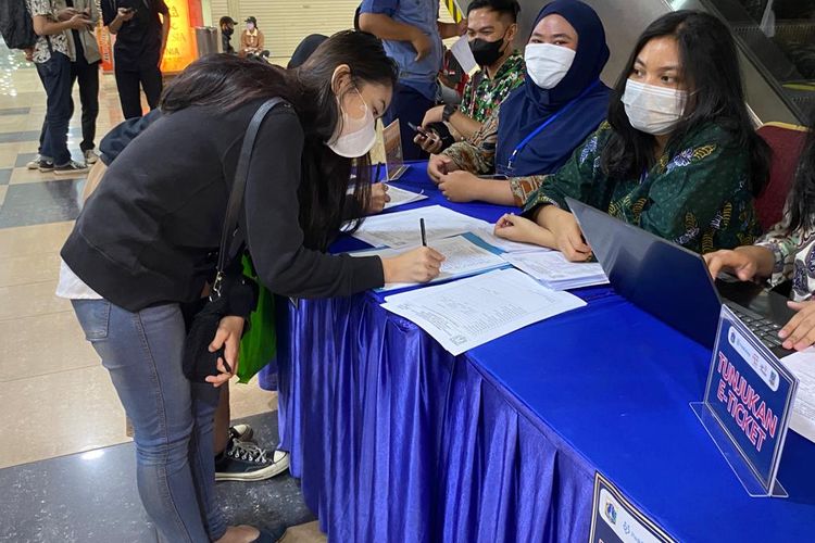 Para peserta Job Fair di Jakarta Utara mengisi daftar hadir setelah melakukan registrasi online, agar bisa melamar di perusahaan yang akan merekrut karyawan baru. 