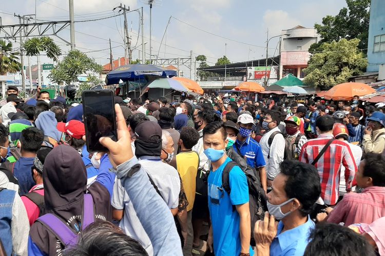 Ratusan calon penumpang menumpuk di Stasiun Rangkasbitung setelah diberlakukan pembatasan masuk stasiun dan naik kereta commuterline, Senin (8/6/2020)