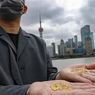 Buang 1.000 Butir Emas untuk Protes Food Waste, Seniman China Ini Banjir Kritik