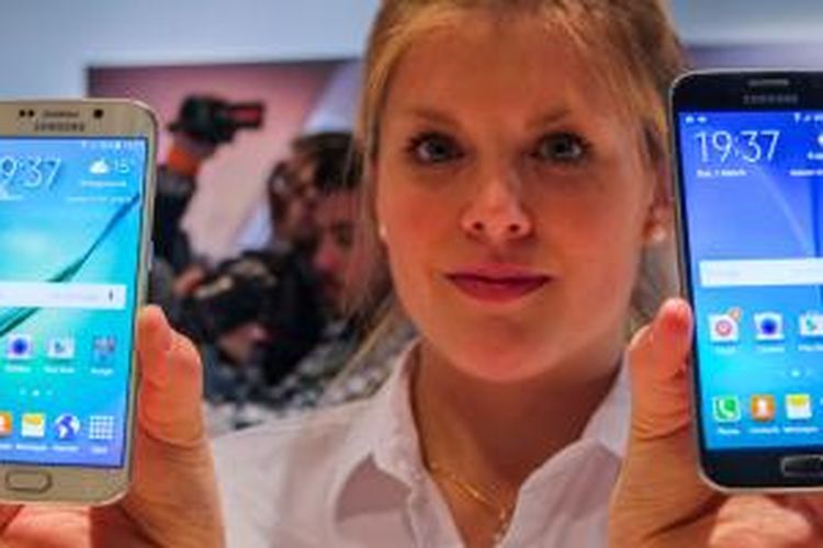 Seorang model menunjukkan Samsung Galaxy S6 Edge (kiri) dan Samsung Galaxy S6 (kanan) dalam gelaran Mobile World Congress di Barcelona, Spanyol, Senin (2/3/2015) dinihari WIB.