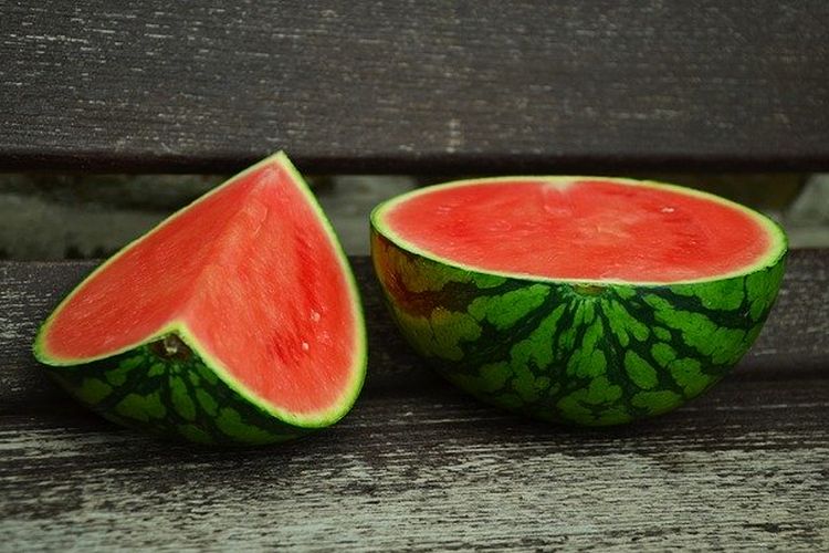 Manfaat buah semangka untuk kesehatan beragam, mulai dari menghidrasi tubuh hingga mencegah kanke. Itu karena mengandung 92 persen air, antioksidan, macam vitamin dan mineral yang baik. 