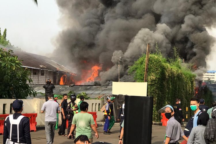 Kebakaran di sekitar ara parkiran motor karyawan Senayan City, Senin (26/10/2020) pagi.
