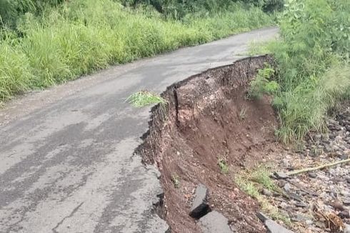 Diterjang Abrasi, Jalan Penghubung Dua Kabupaten di NTT Nyaris Putus