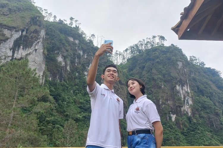 Sejumlah pengunjung sedang melakukan foto selfi di gardh pandang Curug Gunung Putri Senin (17/6/2024)